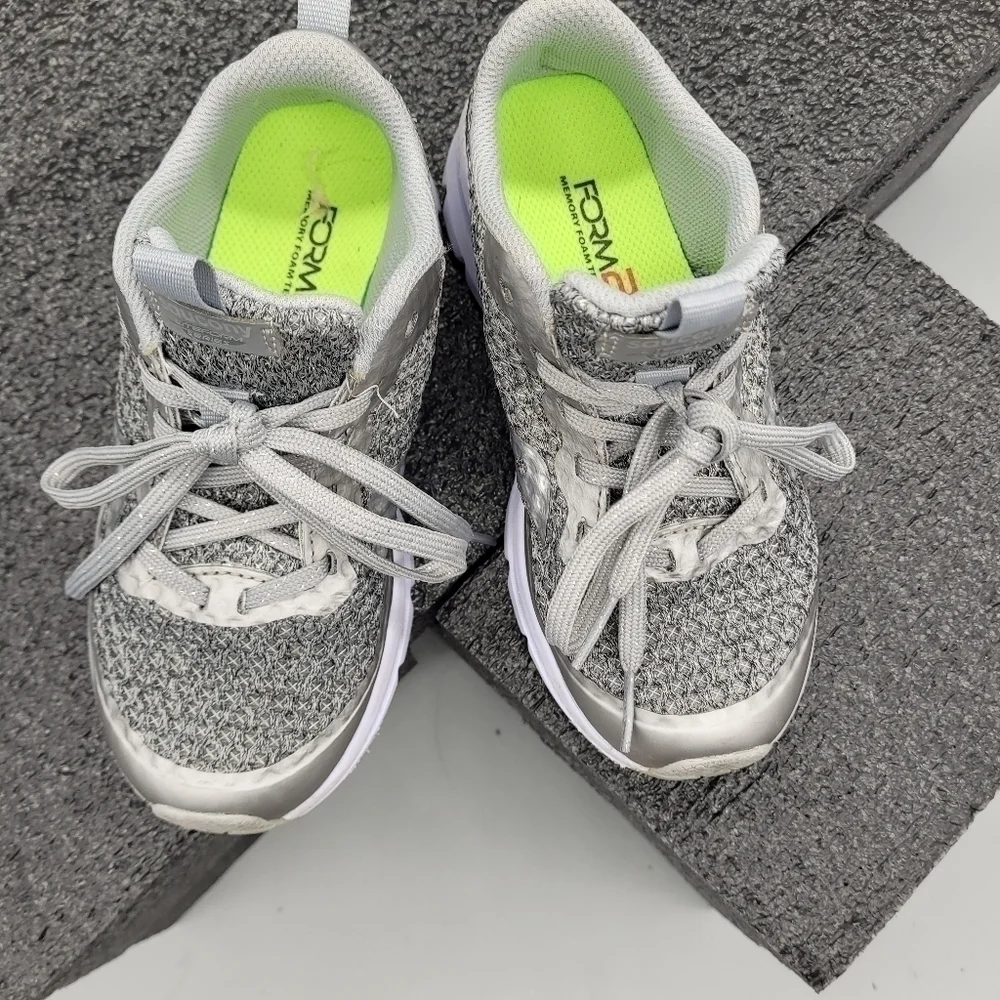 Saucony Girl's Liteform Feel Sneaker, Light Grey Size 13W